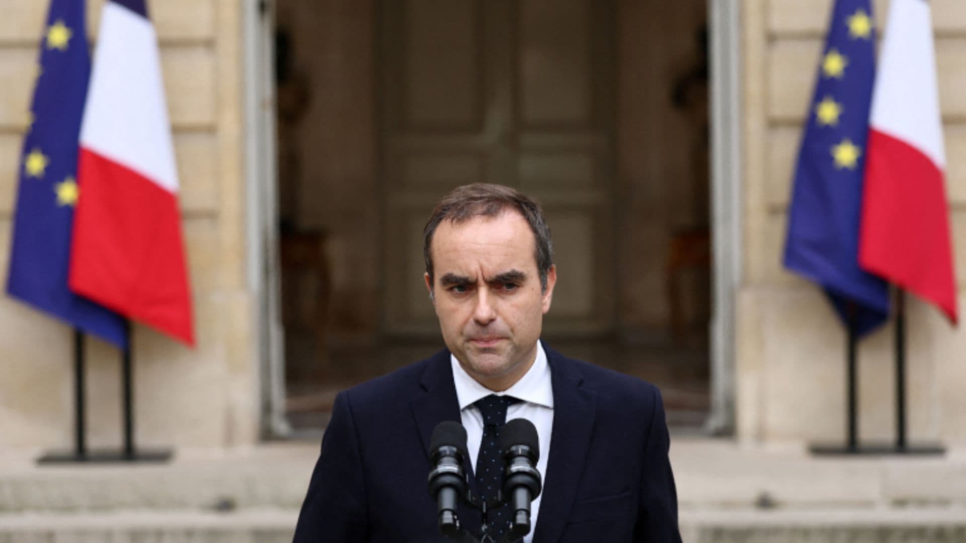 Primeiro-ministro francês que renunciou ao cargo fazendo com que direita e esquerda pressionassem governo.