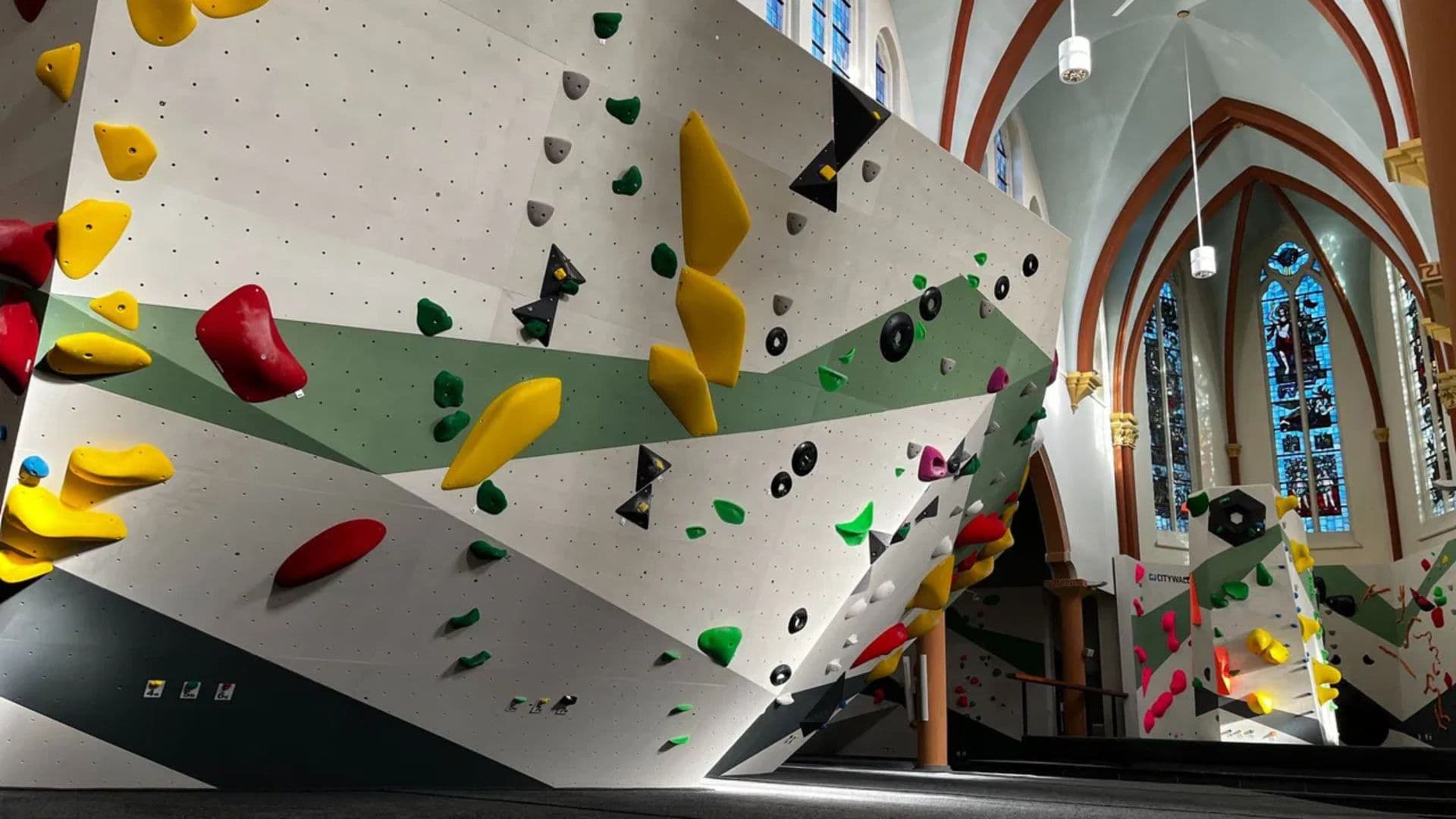 Parede de escalada em igreja.