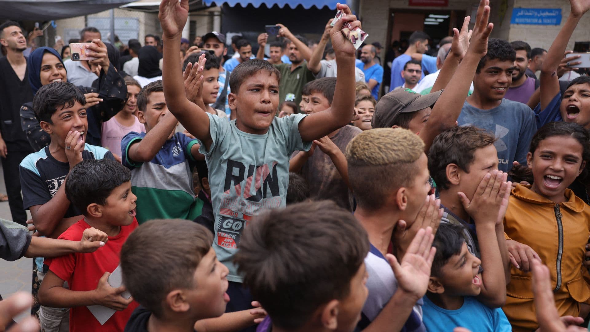 Crianças palestinas celebrando notícia do acordo de paz.
