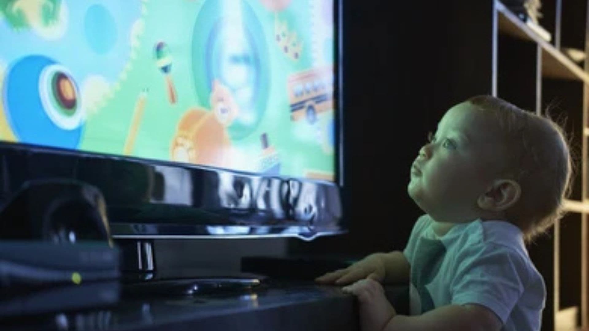 Bebê assistindo a desenhos de alto estímulo, como CoComelon, que podem causar graves sequelas psicológicas e viciar.