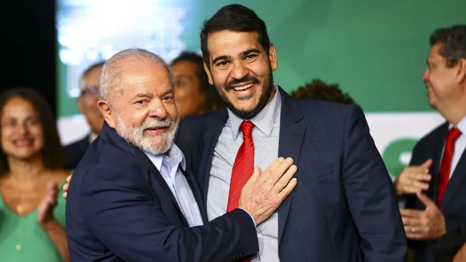 Jorge Messias abraçado com Lula