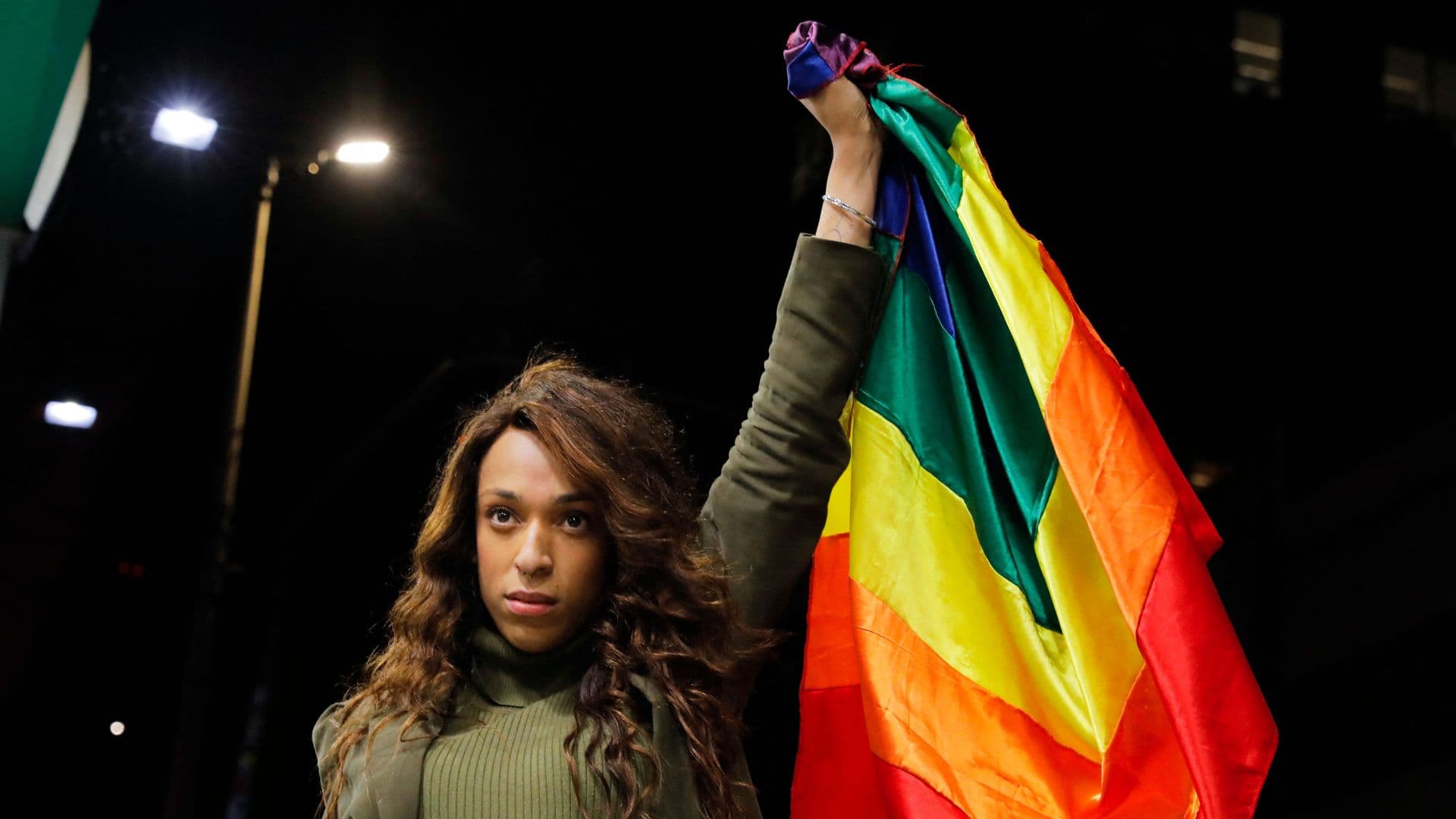 Erika Hilton segurando bandeira LGBT, psolista está ligado a mais um processo contra uma feminista.