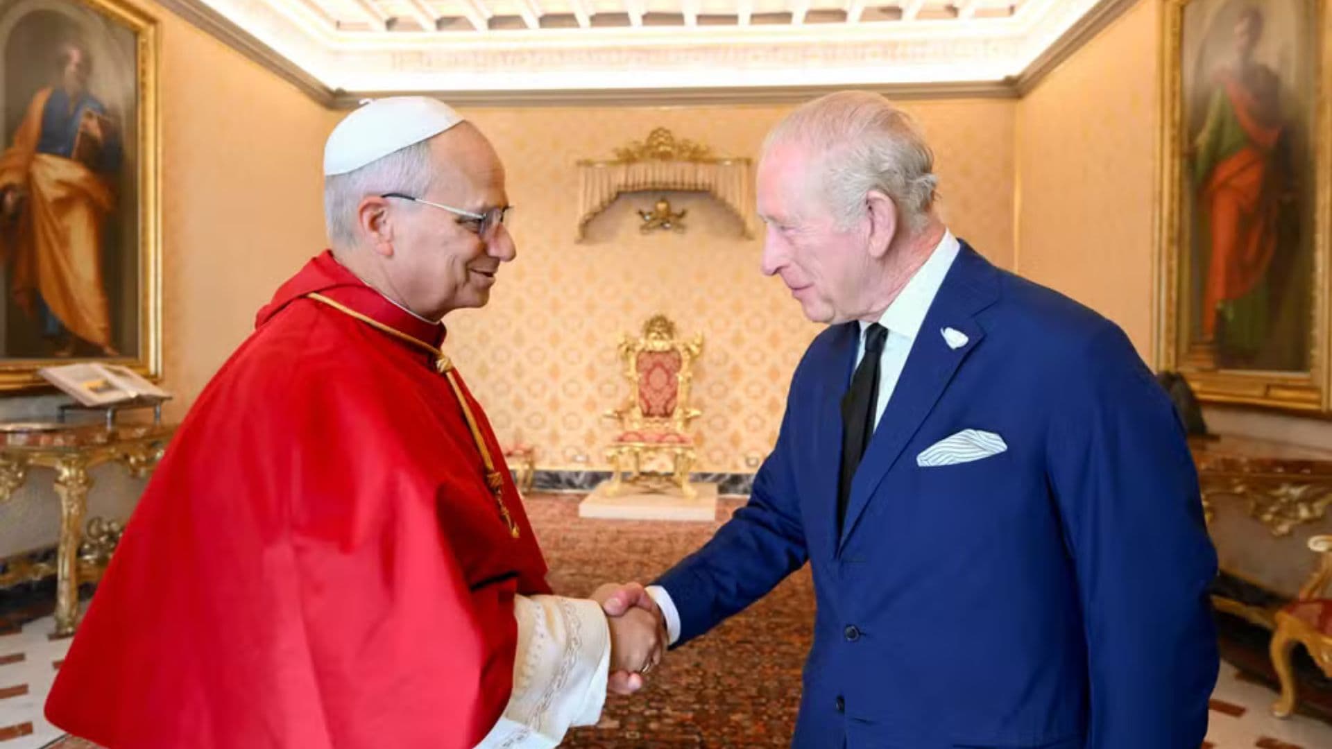 Papa apertando a mão do rei Charles III