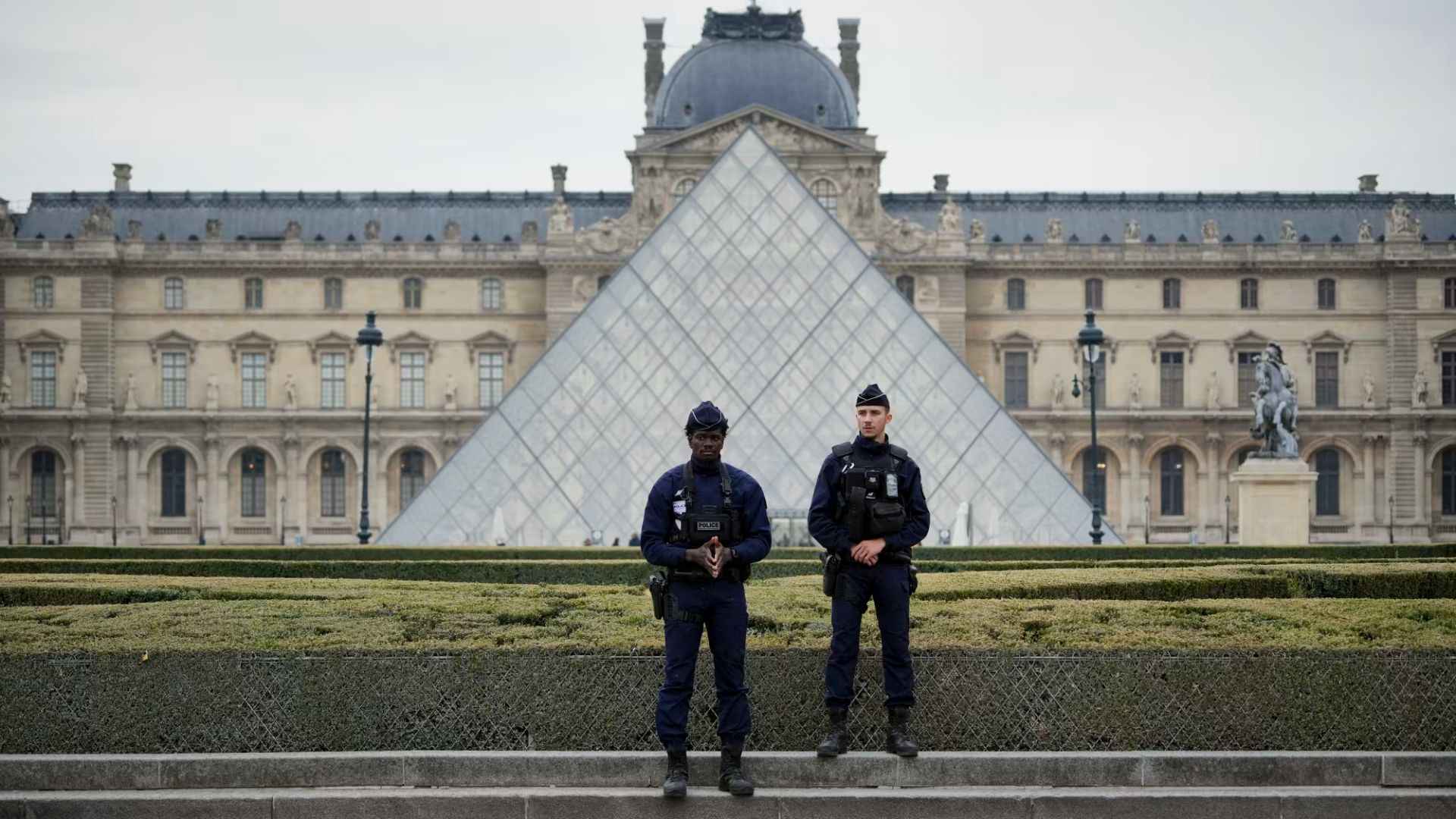 Policiais na frente do Museu de Louvre, Paris, França