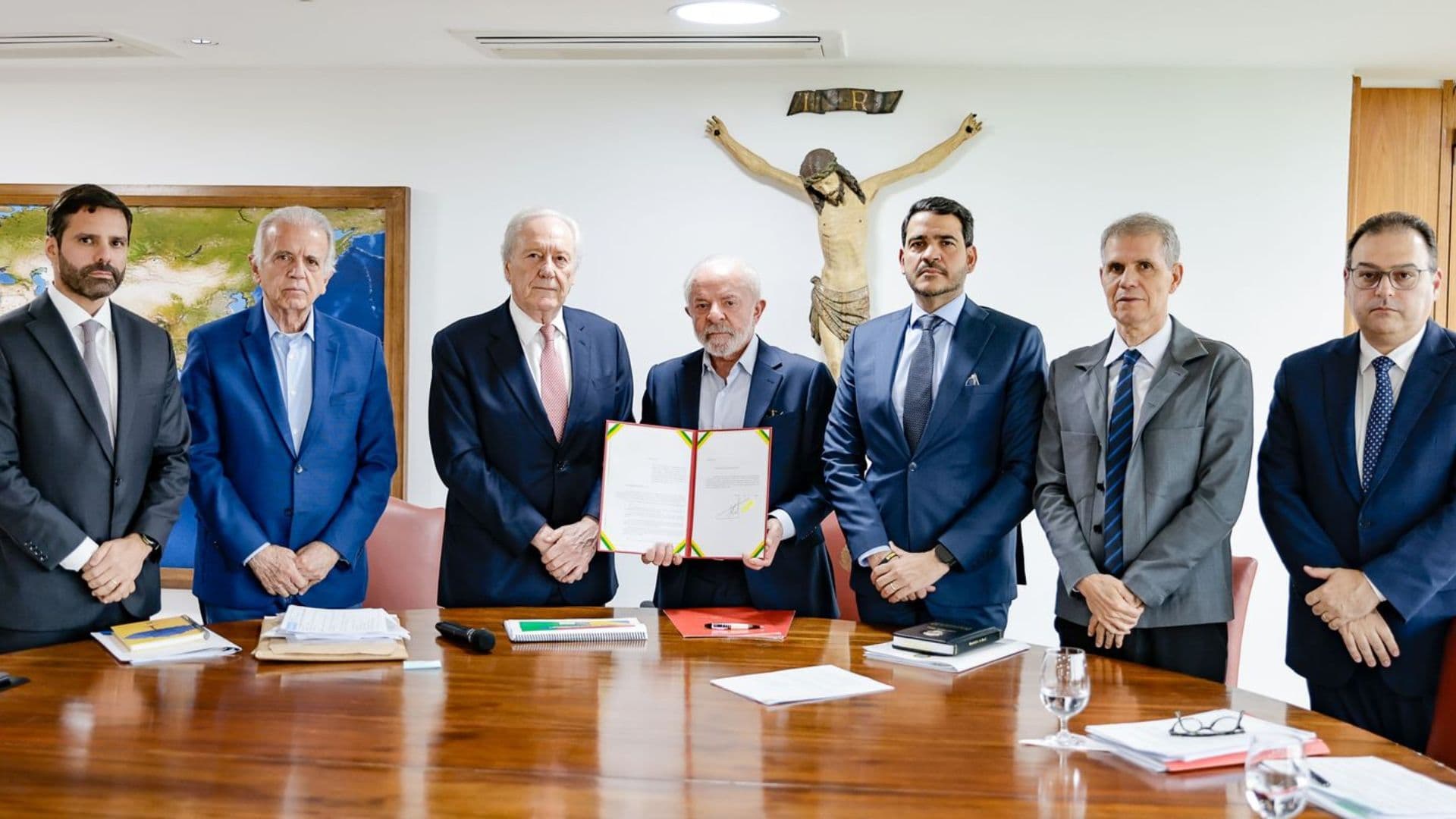 Lula assina projeto de Lei antificção