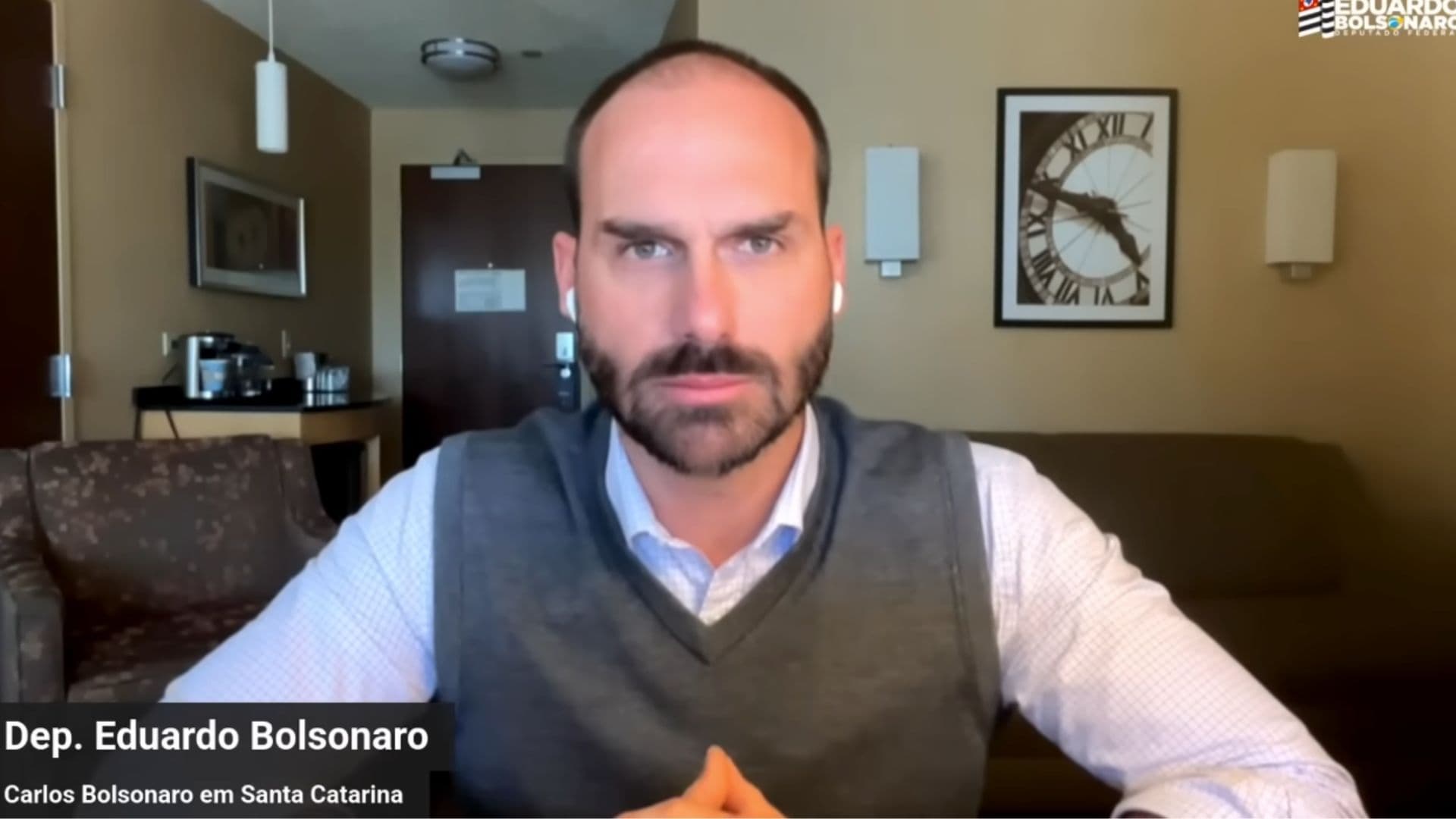 Eduardo Bolsonaro grava vídeo em resposta à Ana Campagnolo.