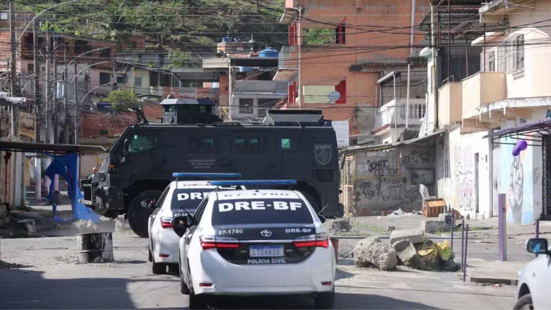 Policiais durante operação na Vila Kennedy.
