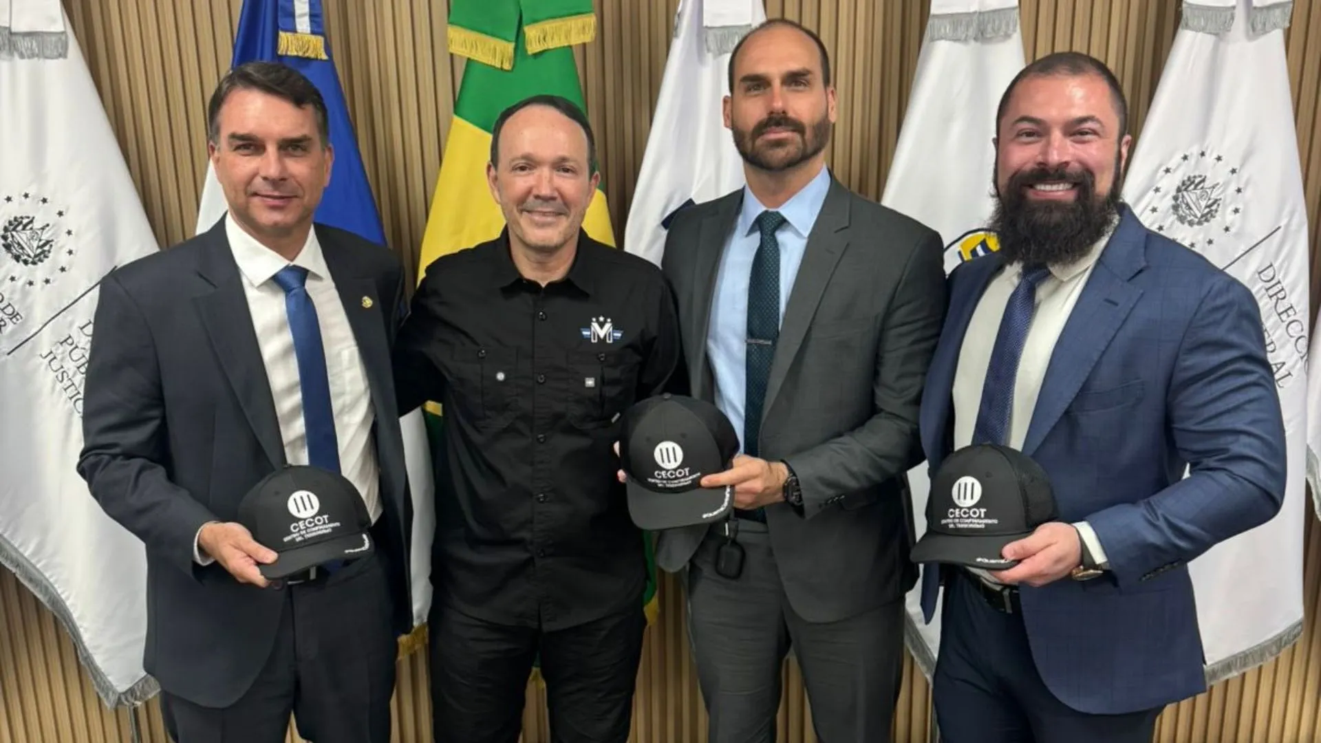 Flavio e Eduardo Bolsonaro com ministro de El Salvador
