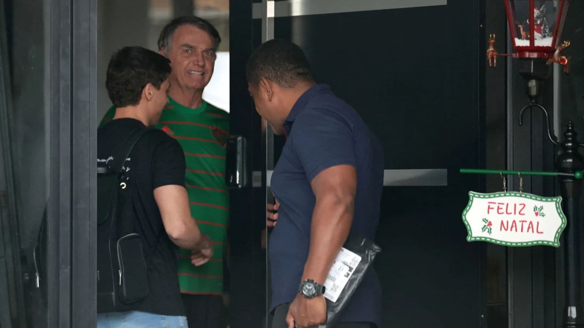 Nikolas Ferreira se encontrando com Bolsonaro