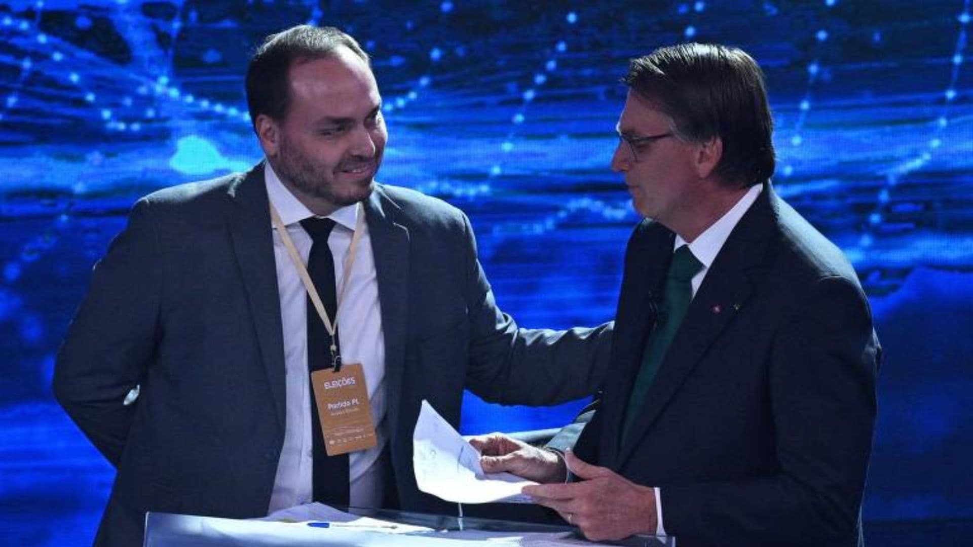 Jair e Carlos Bolsonaro durante debate eleitoral.