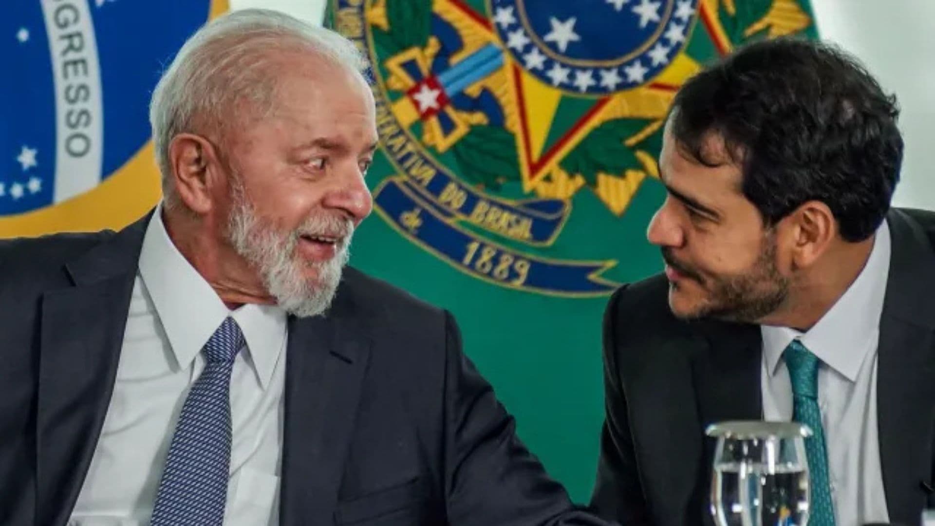 Lula conversando com Jorge Messias.