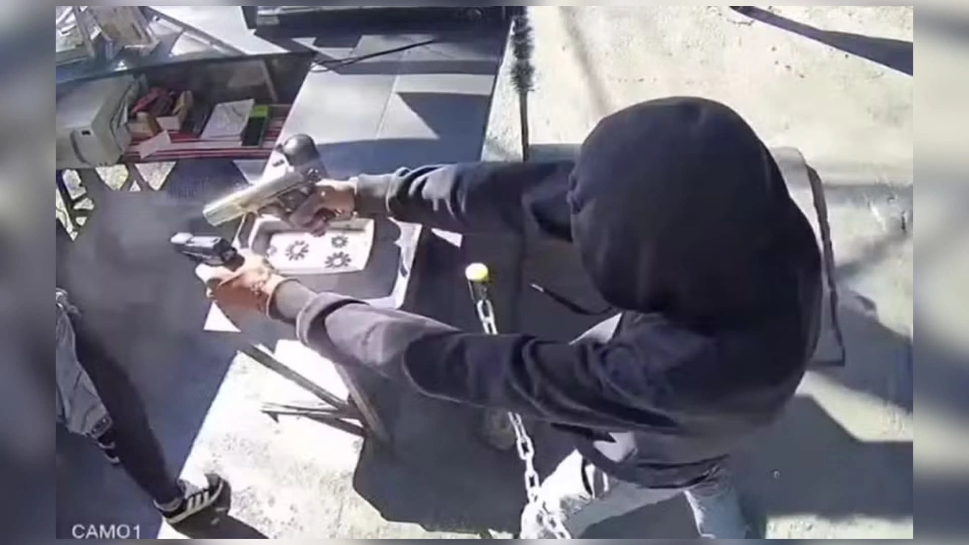 Homem atira na ex-esposa com duas armas