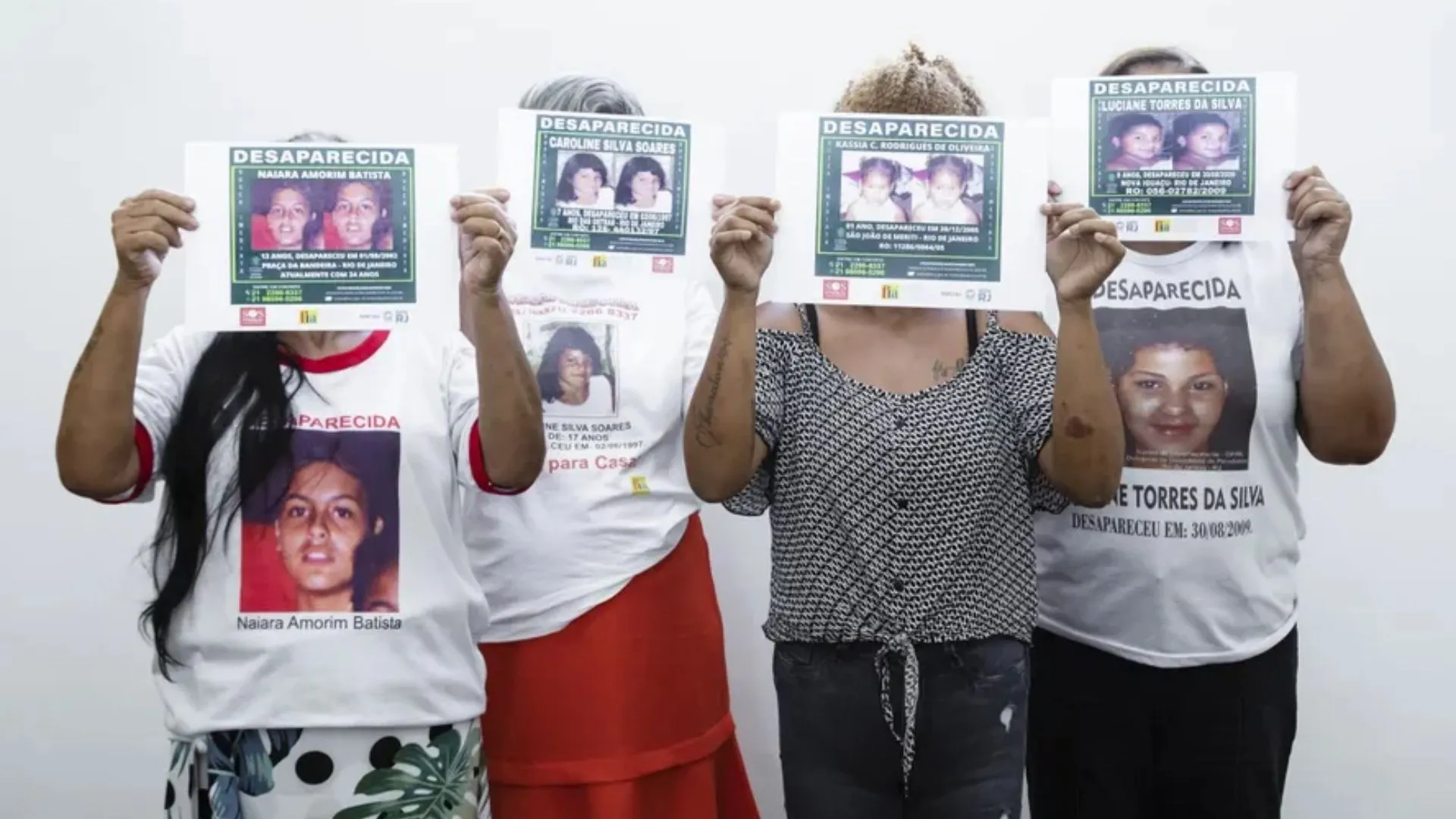 Mães com placas de seus filhos desaparecidos