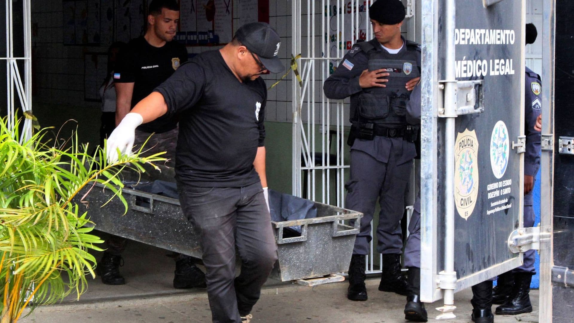 Policiais atuando no caso da escola de Aracruz, assassino deixa prisão após 3 anos.