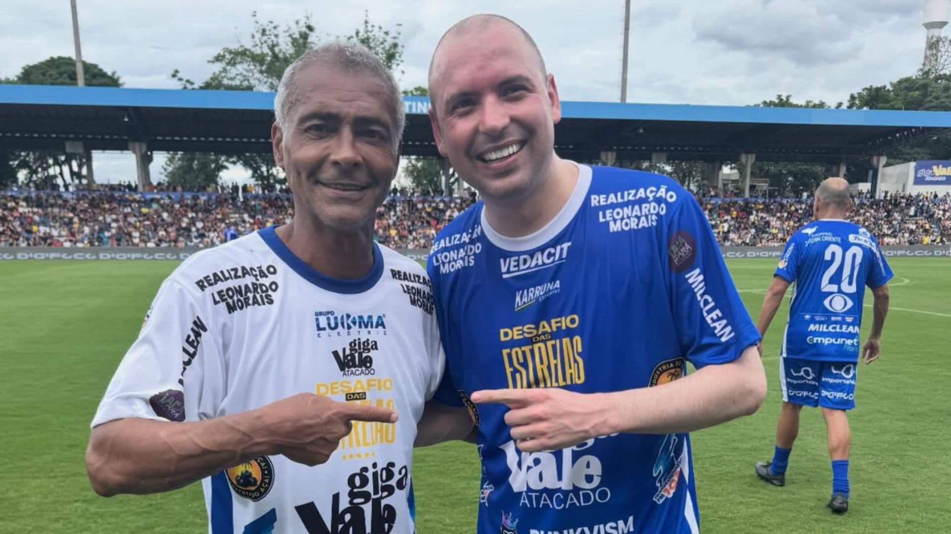 Romário e Frei Gilson em partida beneficente.