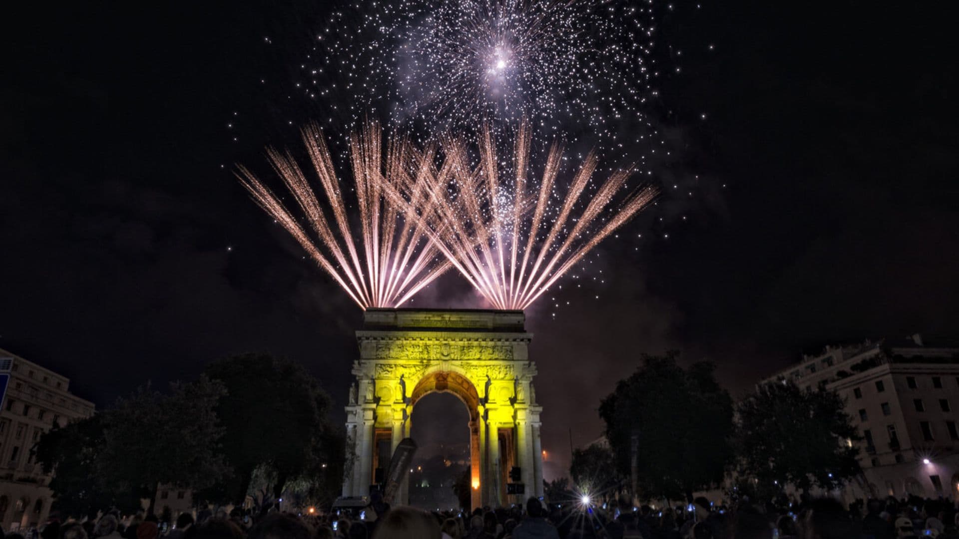 Arco do Triunfo com fogos de artifício. Este ano não terá celebração de ano novo.