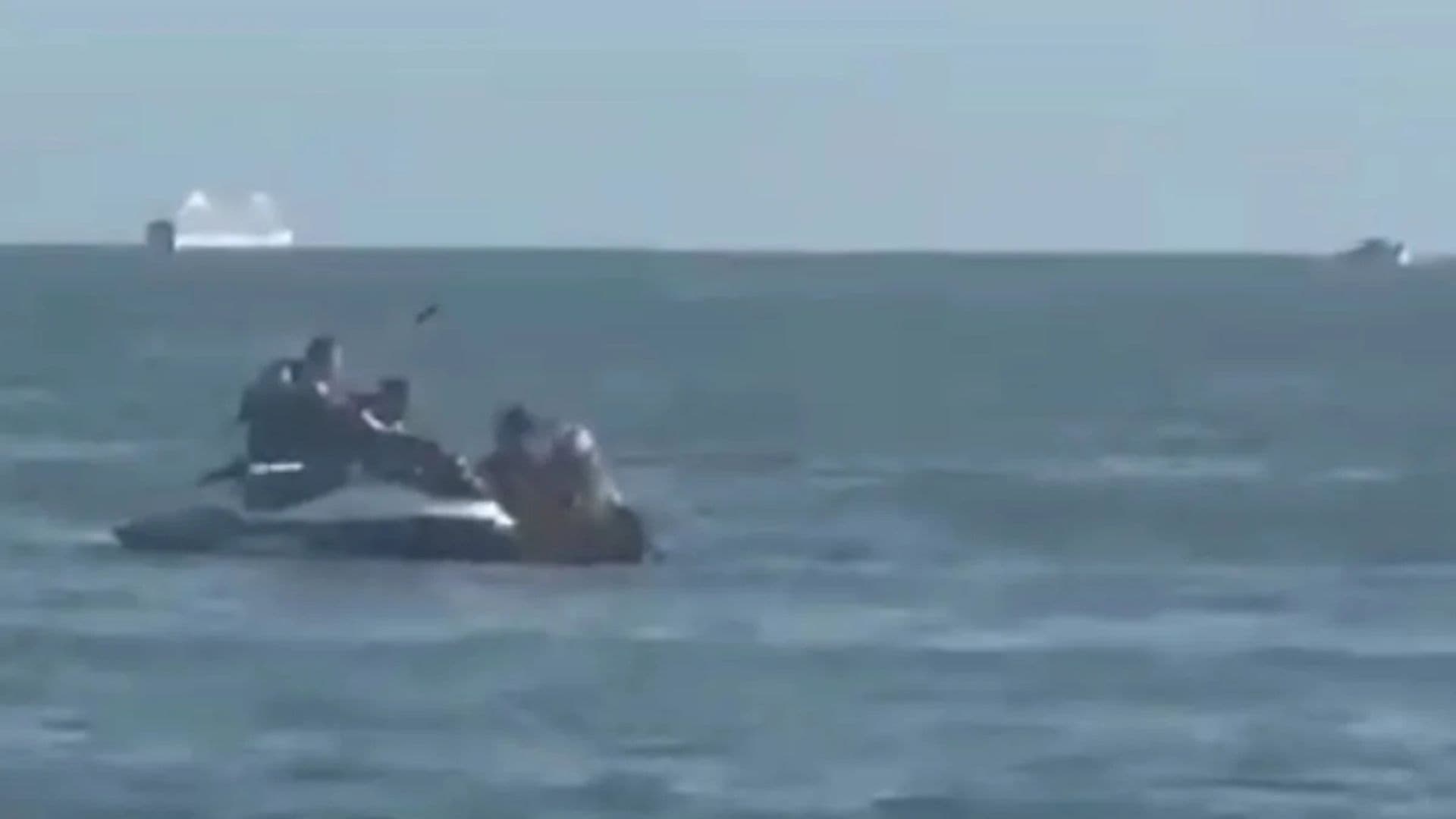 Assaltantes roubando em um jet ski