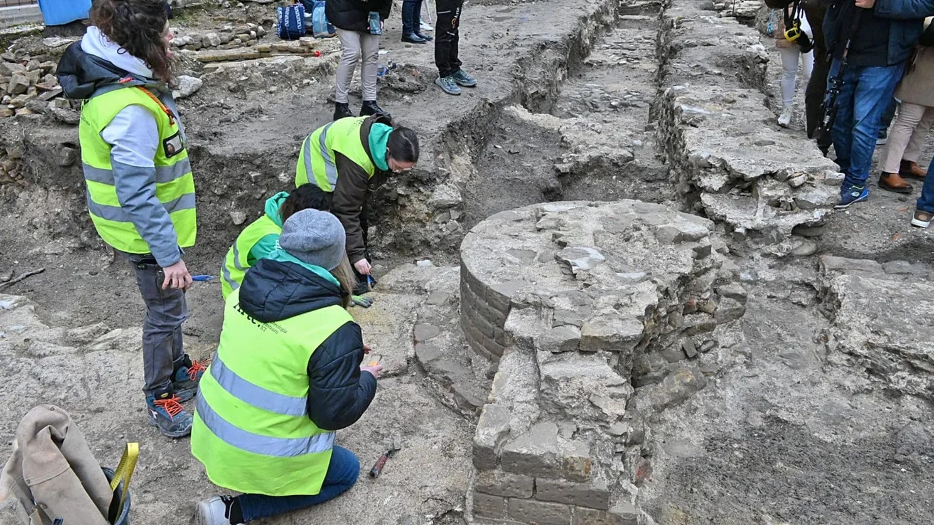 Arqueólogos encontram basílica vitruviana