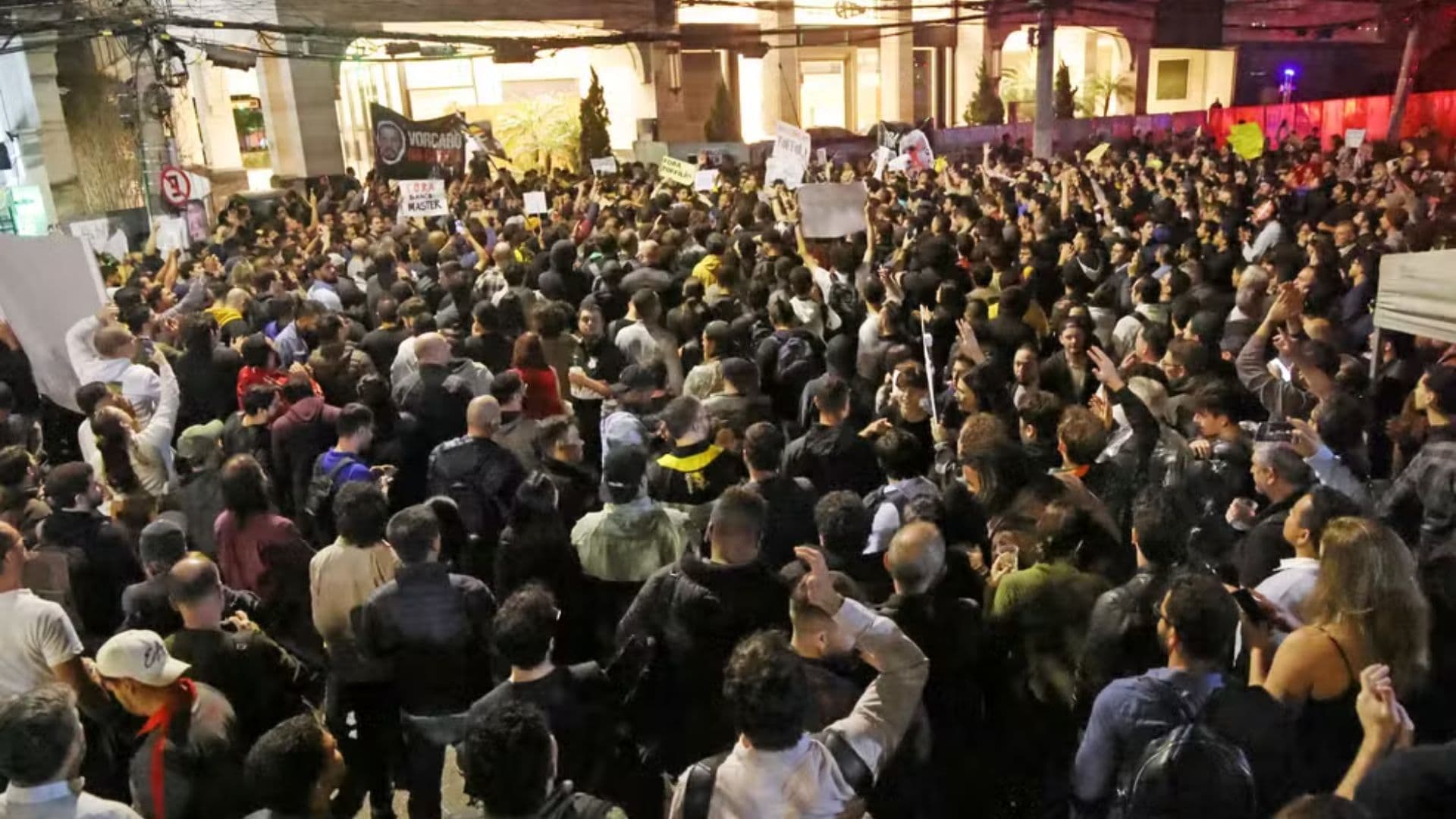 Manifestantes na frente do Banco Master