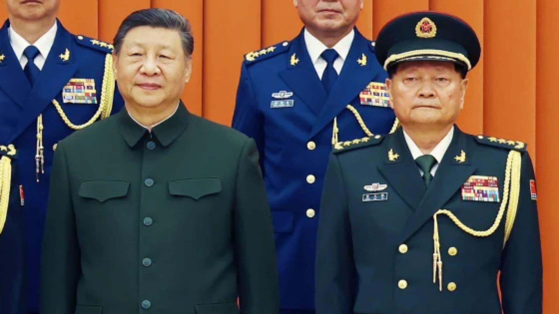 Xi Jinping ao lado de general expulso.