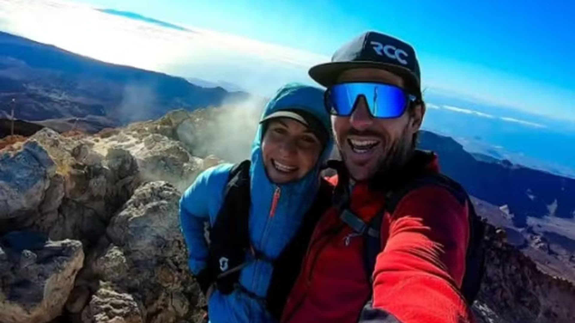 Alpinista e namorada na montanha