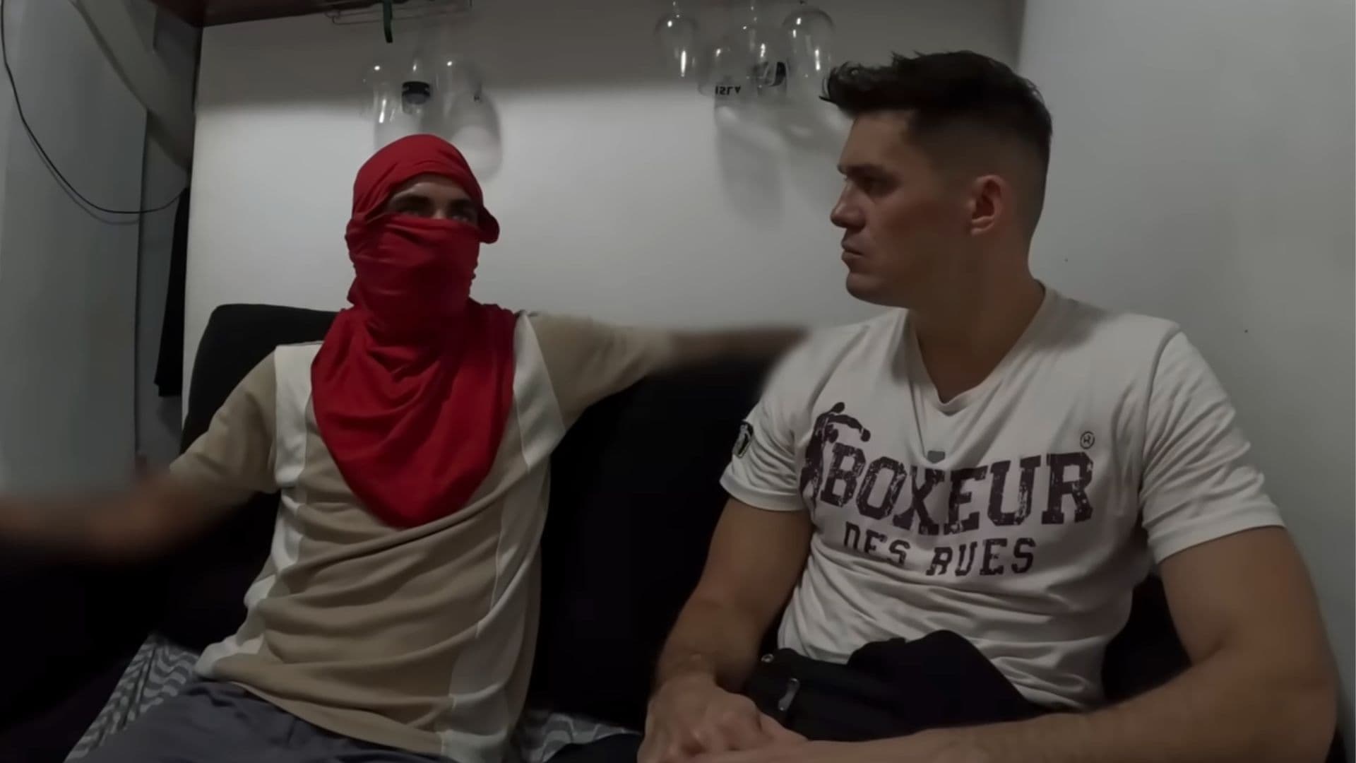 O estrangeiro grava de forma clandestina enquanto conversa com um integrante do Comando Vermelho dentro da Rocinha.