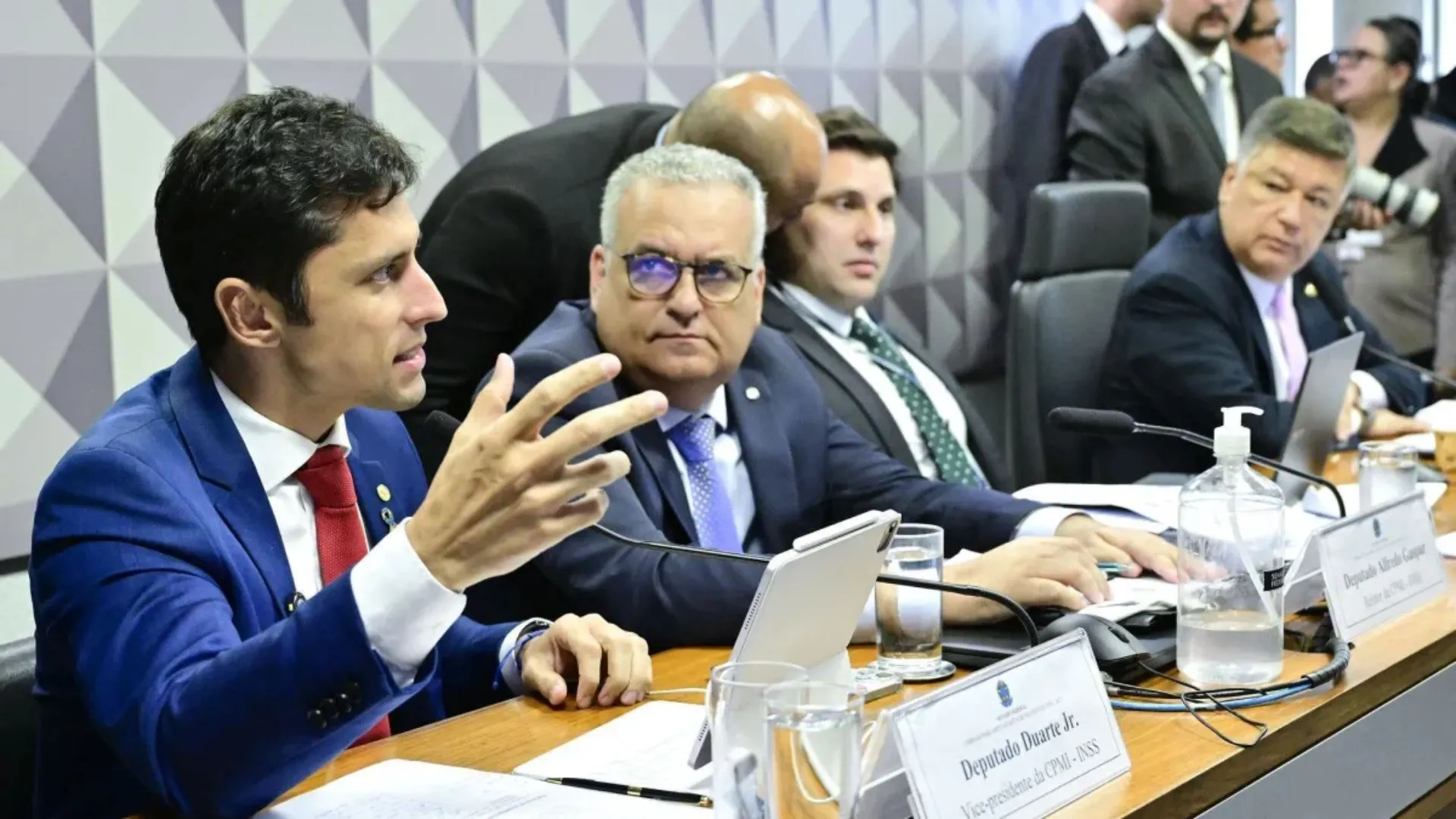 Fotografia da mesa diretora da CPMI do INSS em Brasília. O relator Alfredo Gaspar e o presidente Carlos Viana estão sentados lado a lado