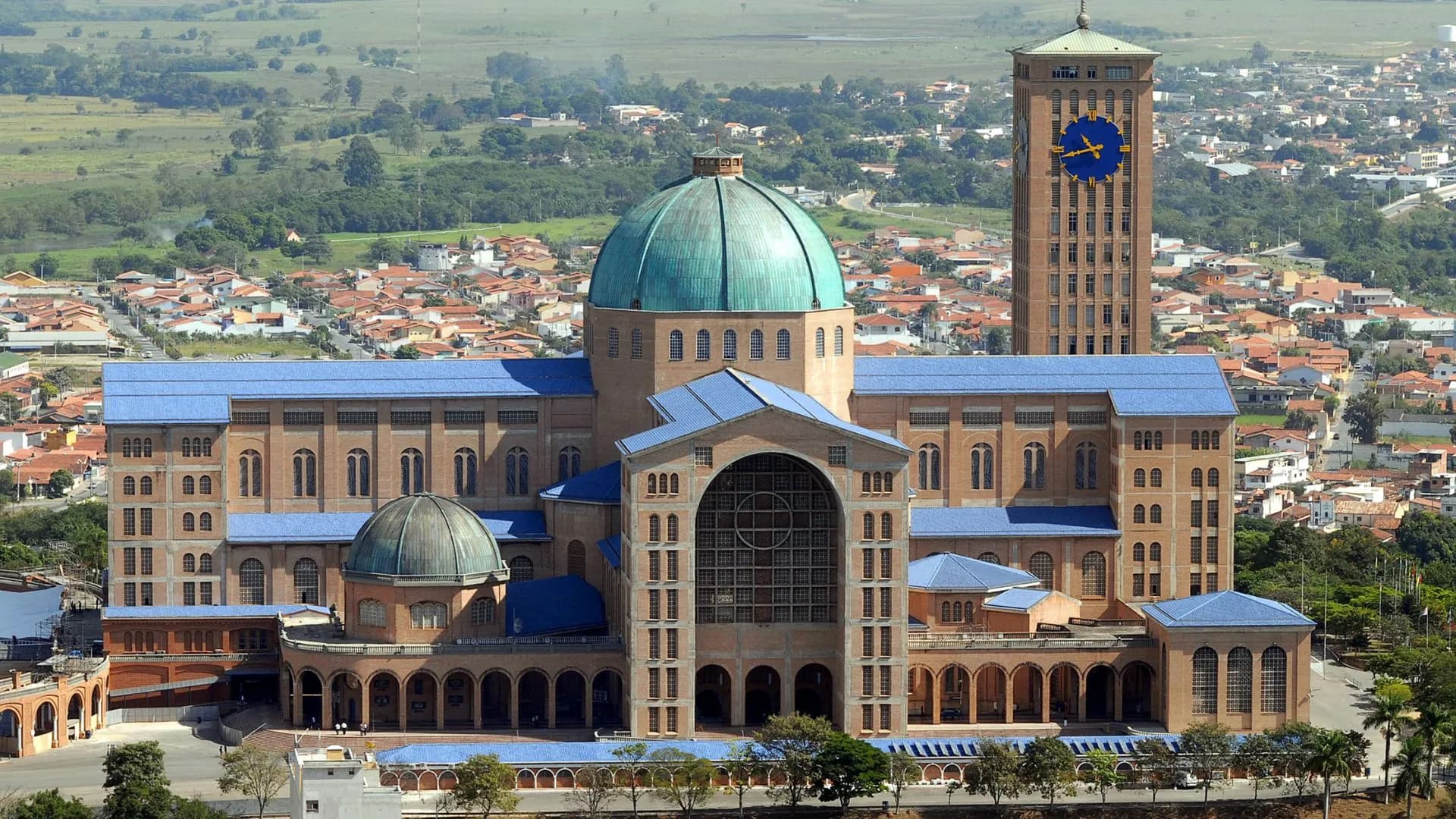Vista aérea panorâmica do Santuário Nacional de Aparecida, em São Paulo.