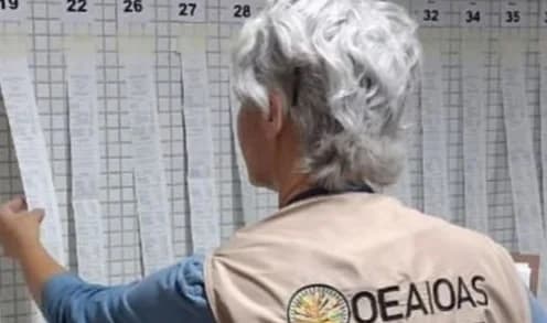 Observador da OEA analisa boletins de urna impressos
