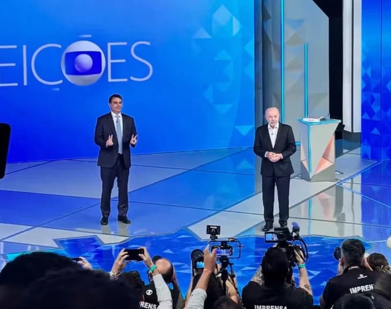 Candidatos no palco do debate da Globo diante da imprensa