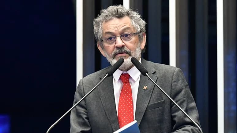 Paulo Rocha discursa na tribuna do Senado