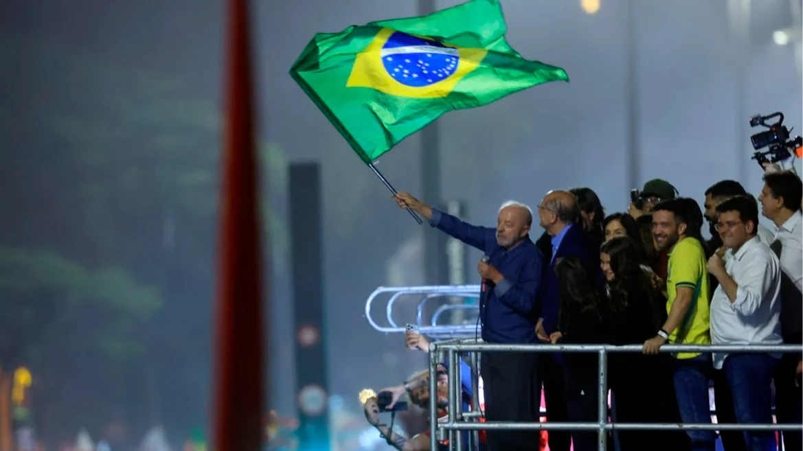 Lula agita bandeira do Brasil em comemoração após o resultado da eleição