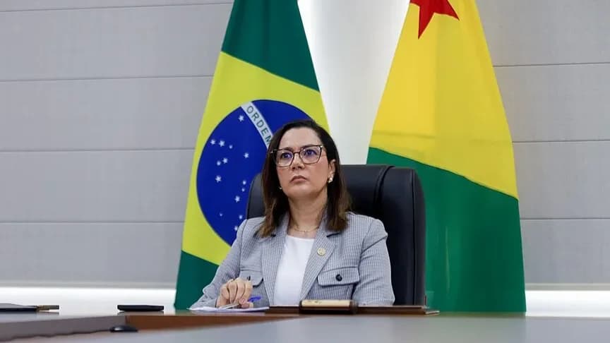 Mailza Assis em gabinete com as bandeiras do Brasil e do Acre