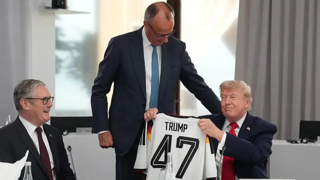 Trump segurando a camiseta com o número 47