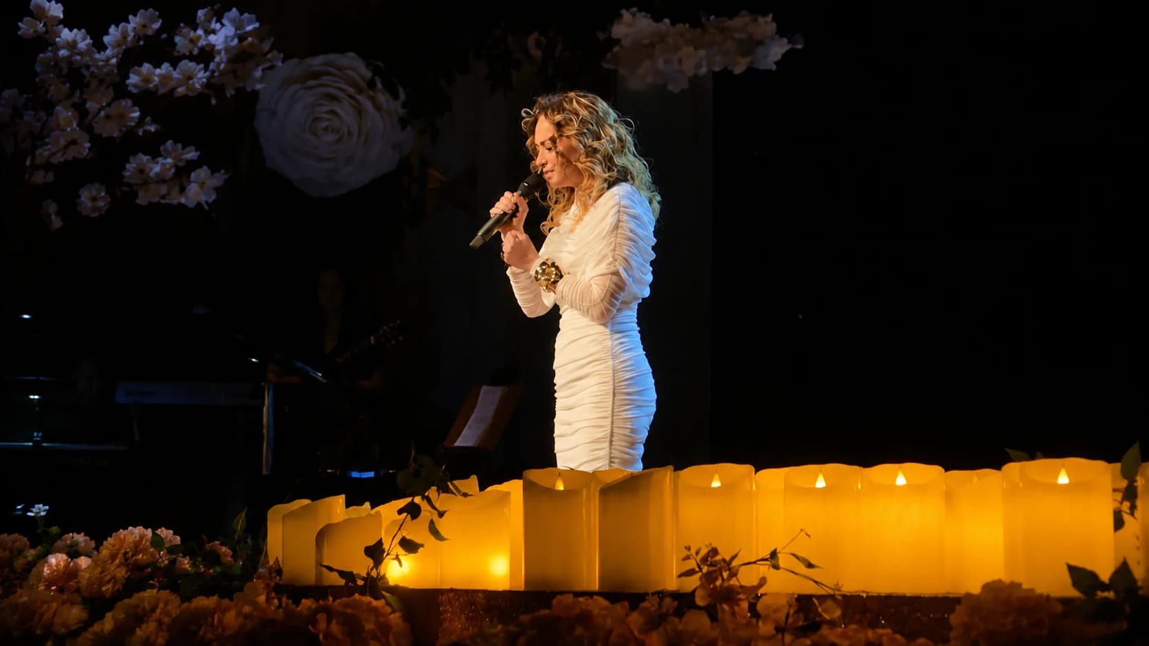 pastora lésbica cantando em show