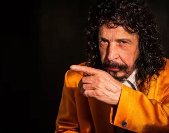 Benito di Paula, cantor e compositor, de paletó laranja