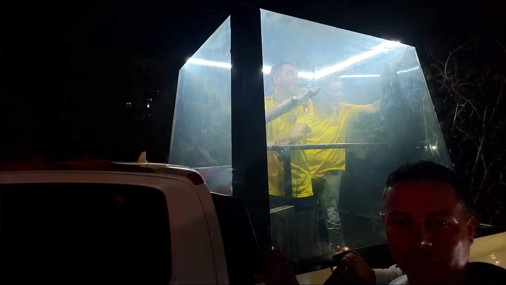 “Papamóvel colombiano”? Candidato conservador aparece em carro com vidros blindados