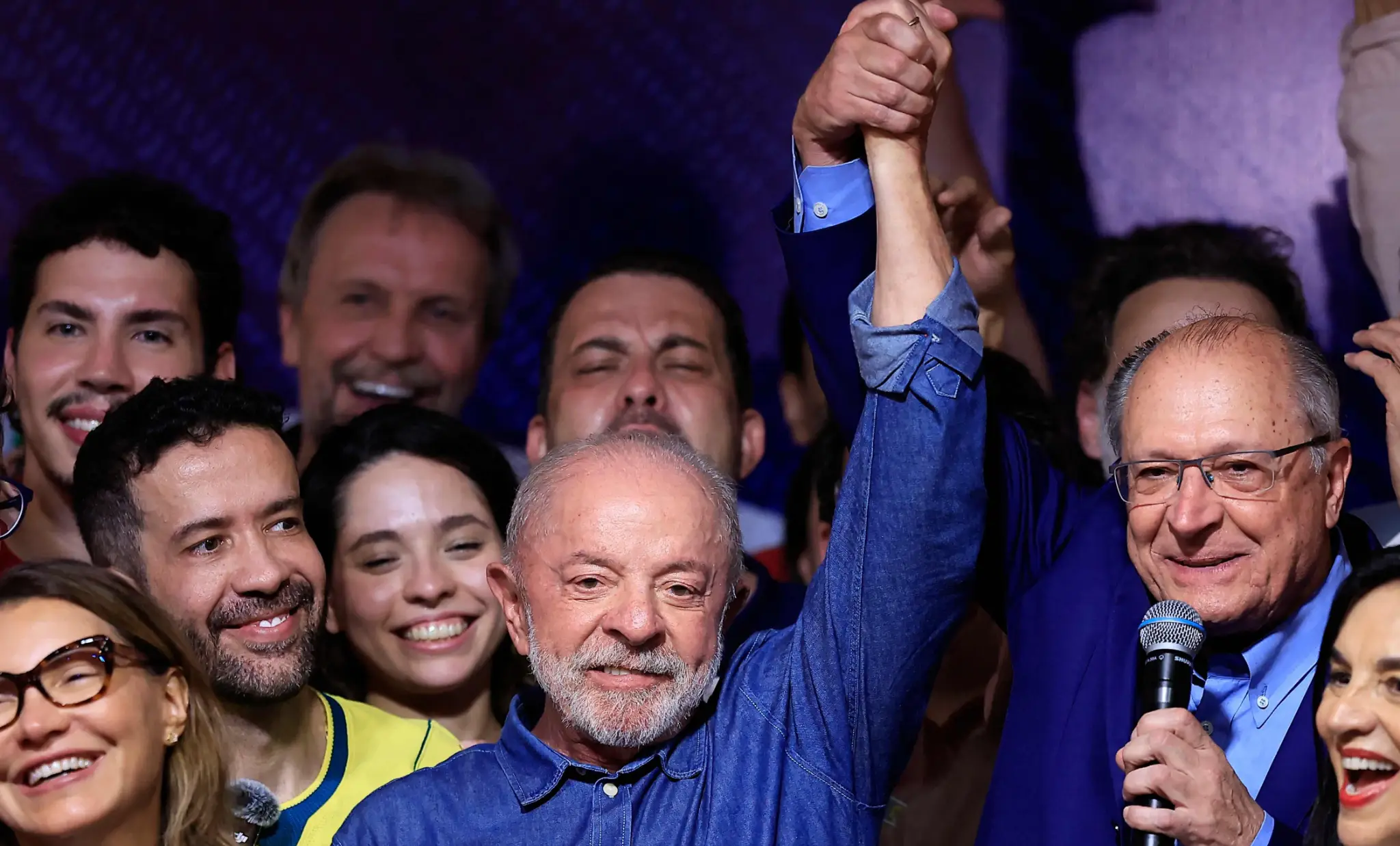 Lula e Geraldo Alckmin comemoram a vitória no segundo turno ao lado de apoiadores
