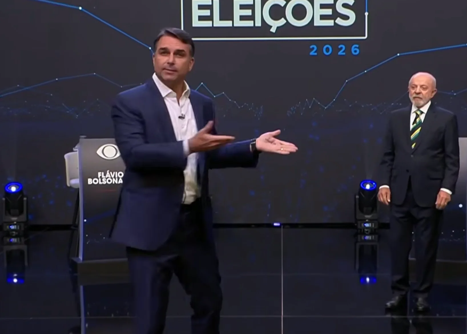 Flávio Bolsonaro gesticula em direção a Lula durante debate da Band