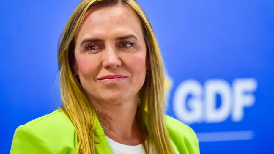 Celina Leão diante de painel do GDF