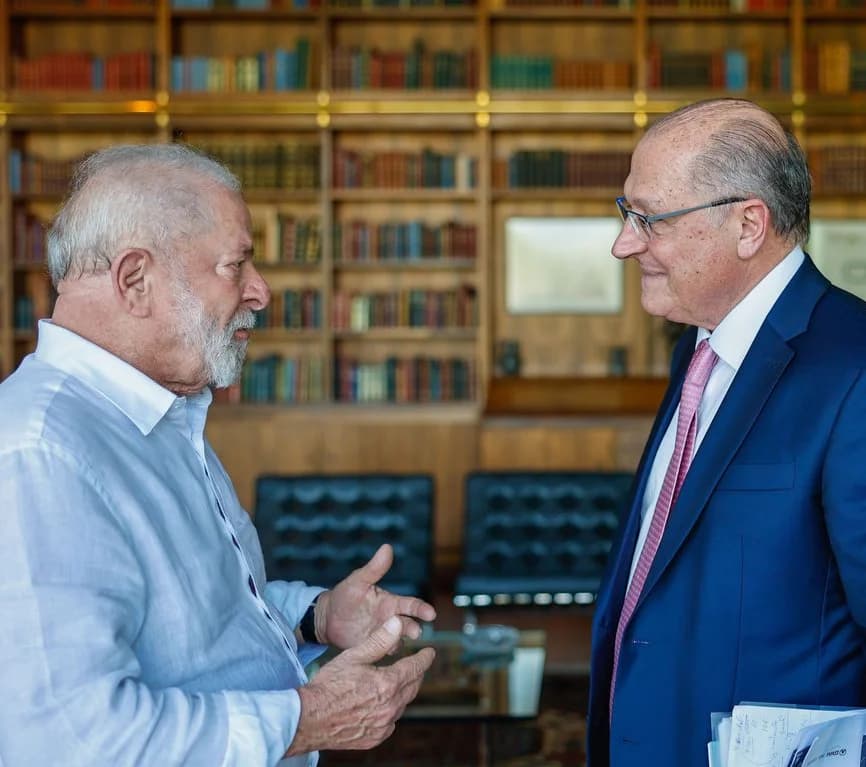 Lula conversa com Geraldo Alckmin em biblioteca