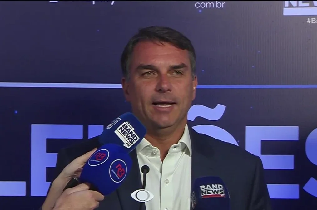 Flávio Bolsonaro dá entrevista após debate na Band