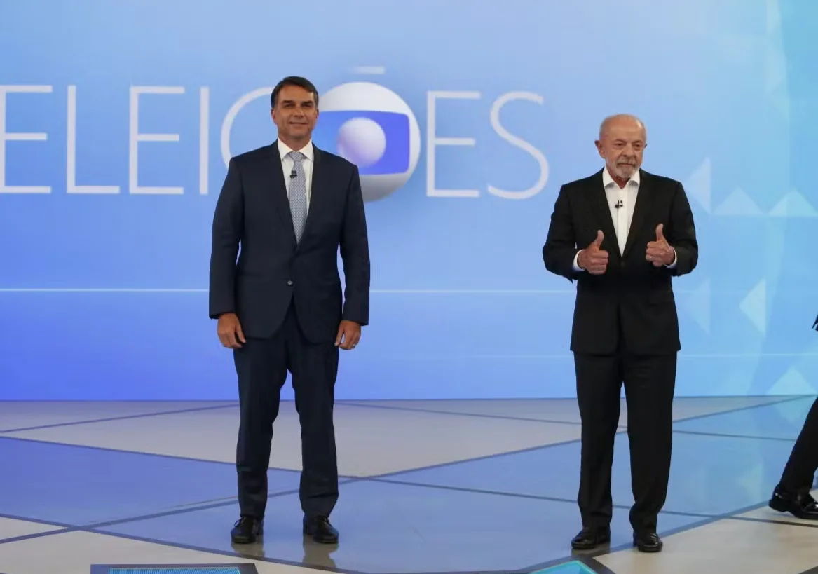 Candidatos posam no estúdio do debate da Globo