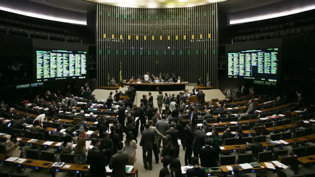 Deputados votam proposta para acabar com a escala 6x1