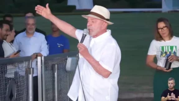 Lula discursa em comemoração de seu aniversário em Brasília
