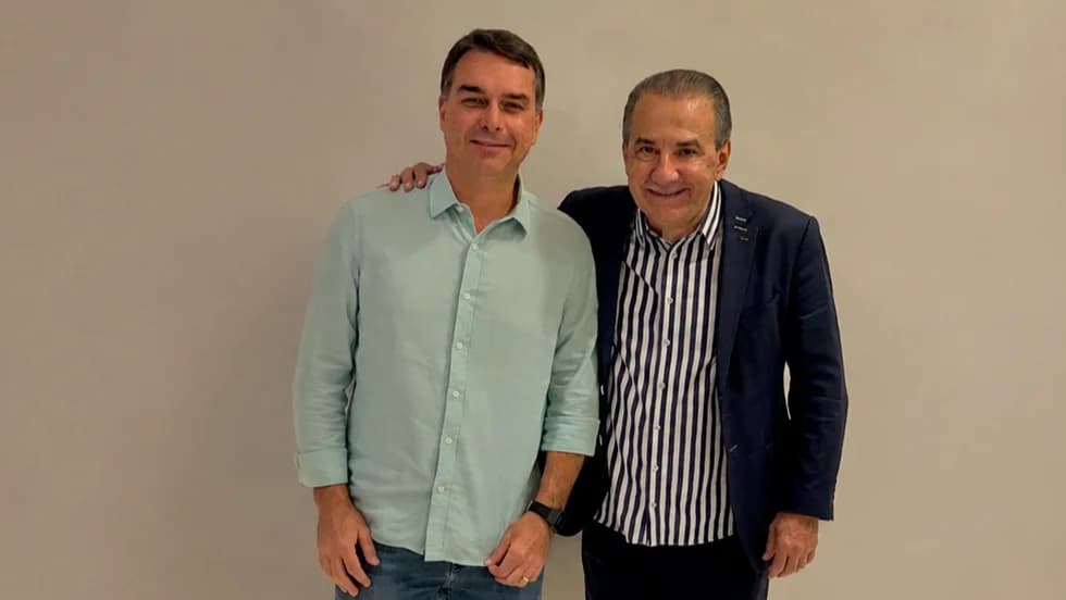 Silas Malafaia e Flávio Bolsonaro em uma foto juntos