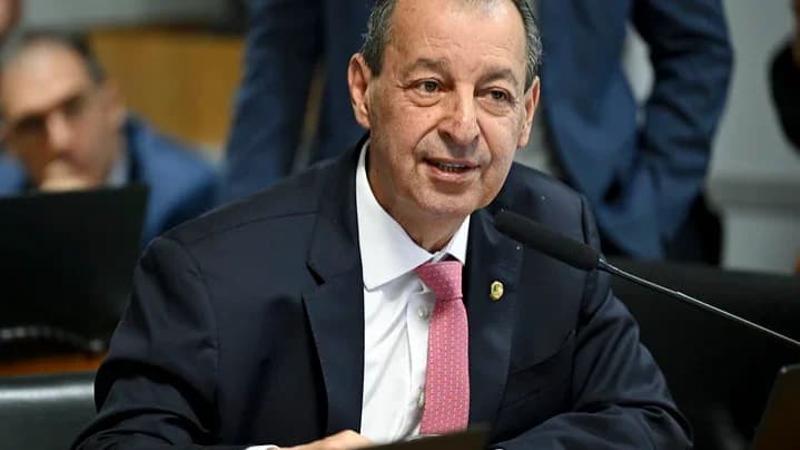 Omar Aziz fala ao microfone em sessão do Senado