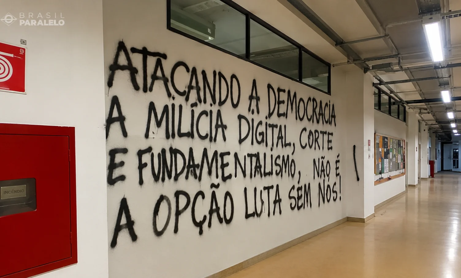 Parede do Mackenzie pichada com mensagens políticas