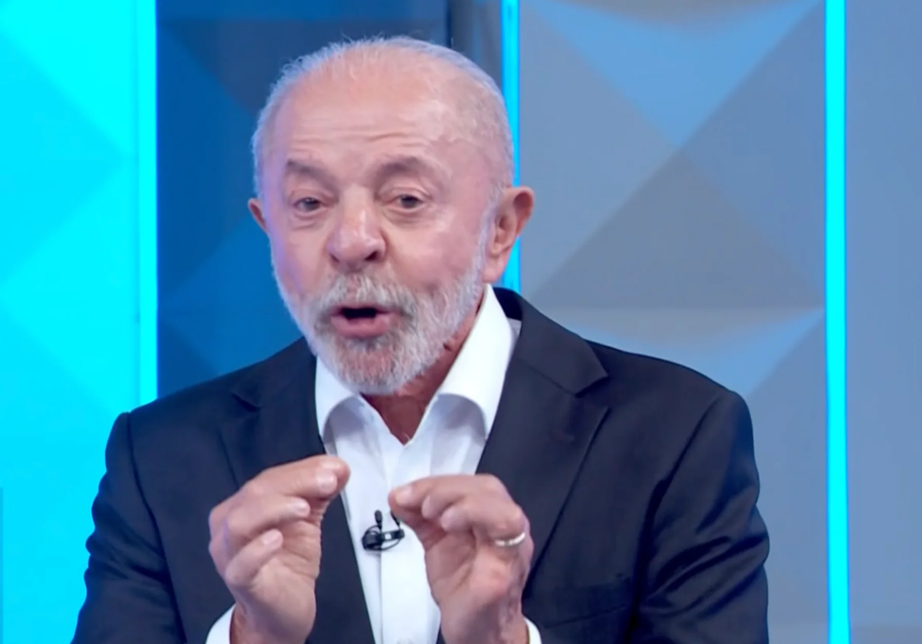 Candidato gesticula durante o debate da Globo