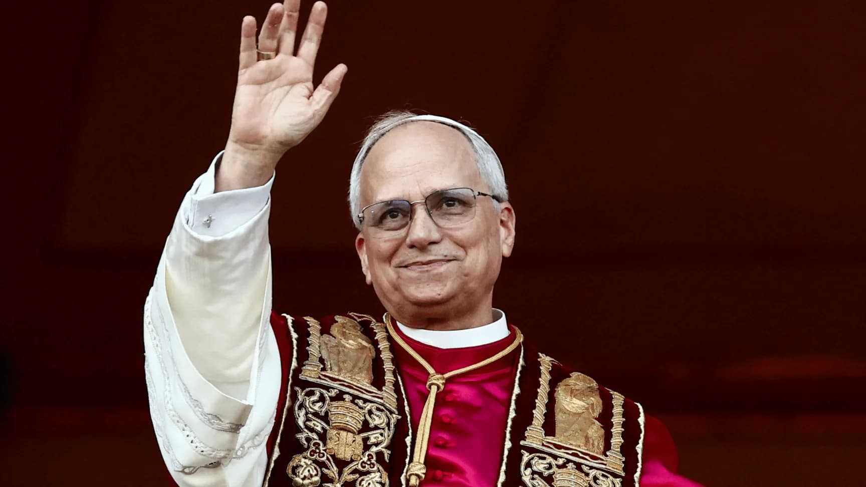 Papa acena com a mão erguida